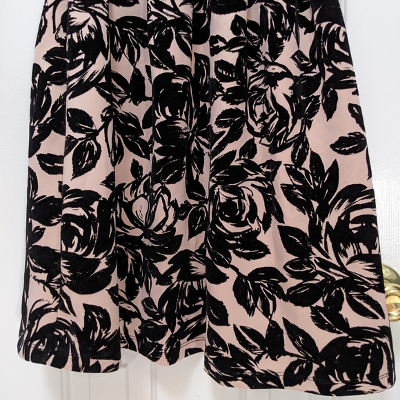 EUC Gorgeous Floral Dress - Picture 2 of 7